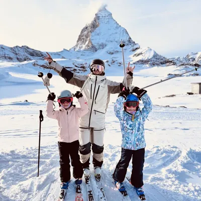 Kids learning to ski